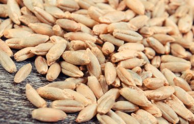 Eski tahta üzerinde çavdar taneleri yığını