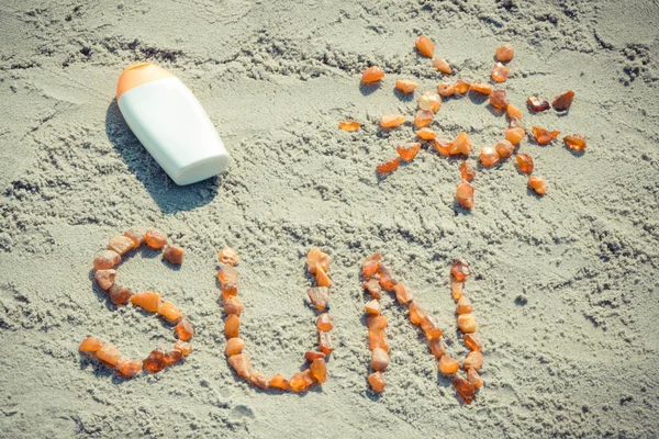 단어와 태양, 모래 해변, 여름 시간에 썬 로션의 모양 — 스톡 사진