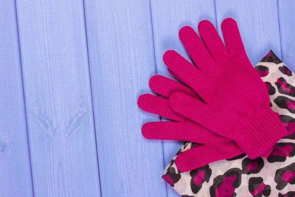Μάλλινα γάντια και σάλι για γυναίκα στα διοικητικά συμβούλια, ρούχα για το φθινόπωρο ή το χειμώνα — Φωτογραφία Αρχείου