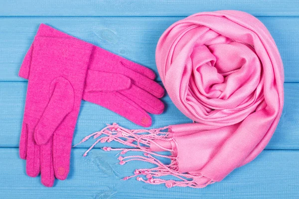 Шерстяные перчатки и шаль для женщин на досках, одежда на осень или зиму — стоковое фото