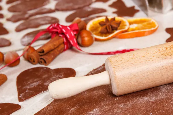Nudelholz mit Zutaten zum Backen von Weihnachtsplätzchen oder Lebkuchen — Stockfoto