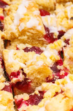 Çörek ve erikli taze maya keki.