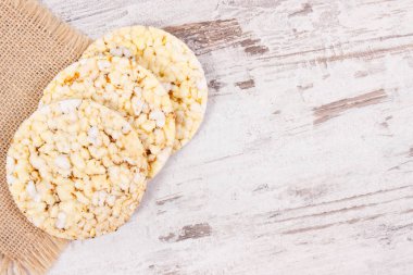 Baharatlı çıtır pirinç ya da mısır waffle 'ı, sağlıklı beslenme kahvaltısı konsepti, köy tahtasında yazı için yer