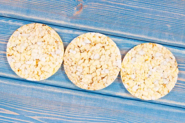 Pão de dieta de arroz ou milho para café da manhã, conceito de nutrição saudável — Fotografia de Stock