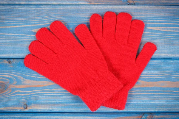 Κόκκινα γάντια για γυναίκες από βαμβάκι ή μαλλί, ρούχα για το φθινόπωρο ή το χειμώνα έννοια — Φωτογραφία Αρχείου