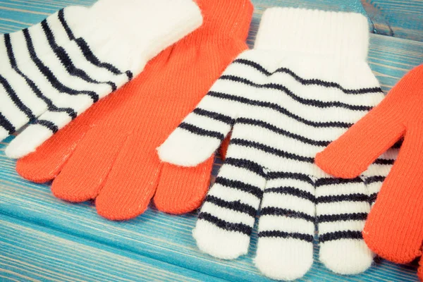 Rojo con guantes blancos y negros para mujer de algodón o lana, ropa para otoño o invierno — Foto de Stock