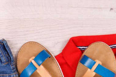 Rahat deri sandaletler, kadınlar için kot pantolon ve gömlek, yazıtlar için yer