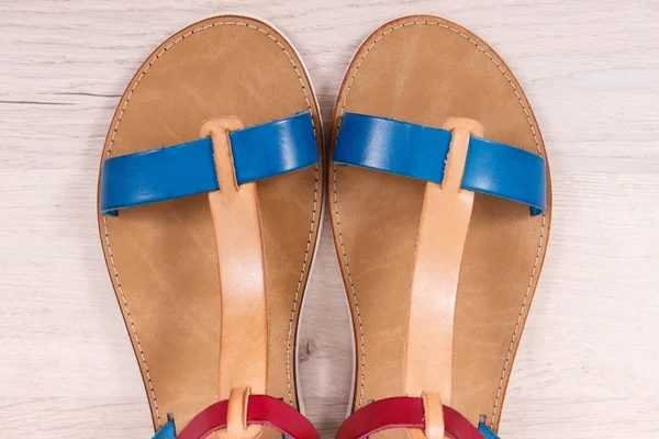 Paire de sandales en cuir pour femme, chaussures à utiliser sur le concept de vacances — Photo