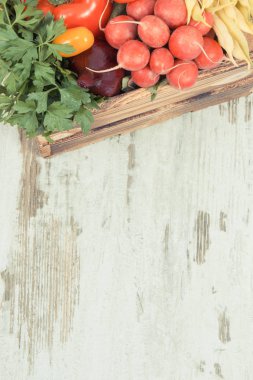 Yemek pişirmek için kullanılan vitamin ve mineralleri içeren taze sebzeler yığını. Metin için yer