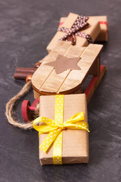 Presentes embrulhados para o tempo de Natal e trenó de madeira — Fotografia de Stock