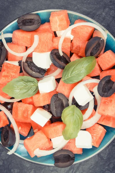 Salada de verão fresca de melancia e queijo feta como fonte de vitaminas e minerais — Fotografia de Stock