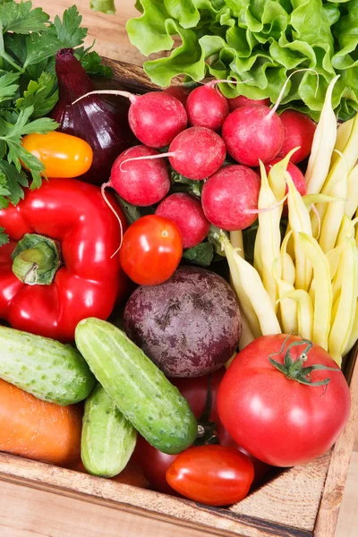 Sayuran segar dalam kotak kayu sebagai makanan yang mengandung vitamin. Gaya hidup sehat dan gizi — Stok Foto