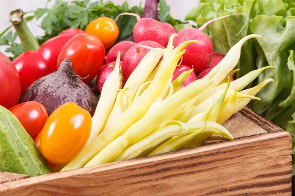 Friska grönsaker i trälåda som mellanmål som innehåller vitaminer — Stockfoto