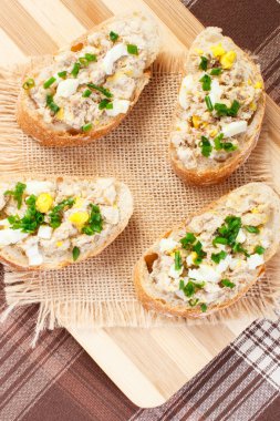 Uskumru veya ton balığı ezmeli çıtır baget, sağlıklı beslenme.