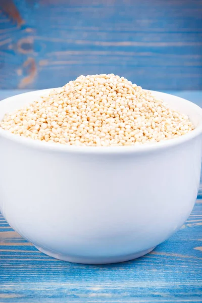 Quinoa seeds containing natural minerals and vitamins, concept of healthy nutrition — Stock Photo, Image