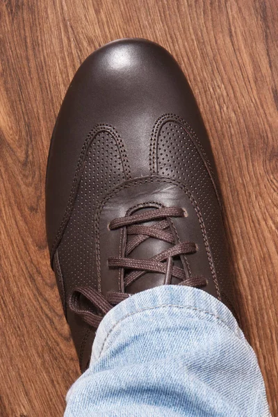 Sapatos castanhos para homens em tábua rústica, conceito de calçado masculino — Fotografia de Stock