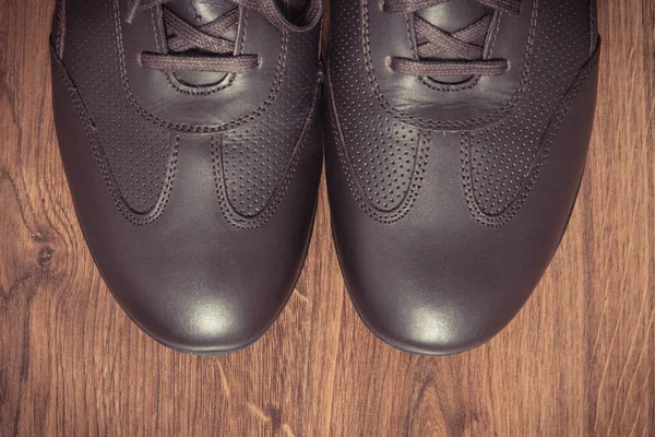 Элегантные стильные коричневые туфли для мужчин на борту — стоковое фото