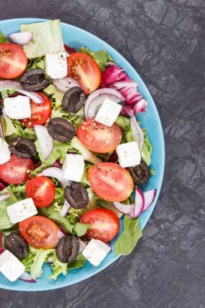 Salada grega com queijo feta e legumes. Refeição saudável como fonte de vitaminas — Fotografia de Stock