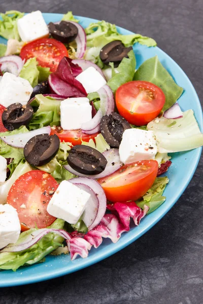 Salada grega com queijo feta e legumes. Refeição saudável como fonte de vitaminas — Fotografia de Stock