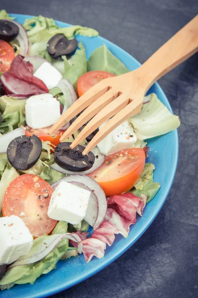 Friss görög saláta feta sajttal és zöldséggel. A legjobb étel a fogyókúra tartalmazó vitaminok — Stock Fotó