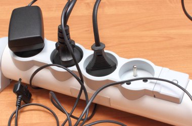 Güç kablosuna bağlı kablolu elektrik fişleri. Enerji tasarrufu kavramı