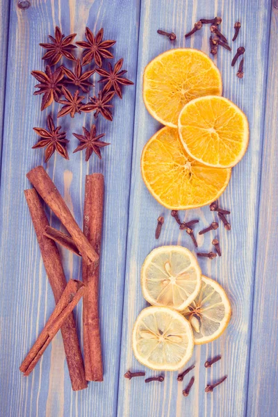 Vintage foto, ingrediënten en kruiden voor het voorbereiden van compote van gedroogd fruit, gezonde voeding — Stockfoto