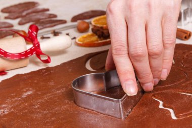 Kurabiye keskisi ve hamur kullanarak festival kurabiyesi veya zencefilli ekmek, Noel zamanı konsepti