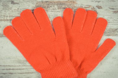 Pamuk ya da yünden yapılmış kadınlar için kırmızı eldivenler, sonbahar ya da kış konsepti için kıyafetler