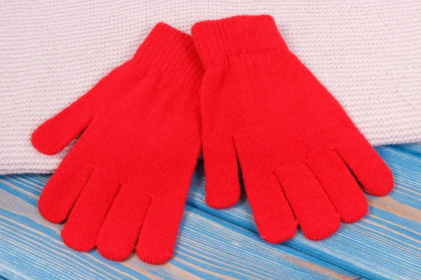 Sonbahar ya da kış için kırmızı kadın eldivenleri ve şal. — Stok fotoğraf