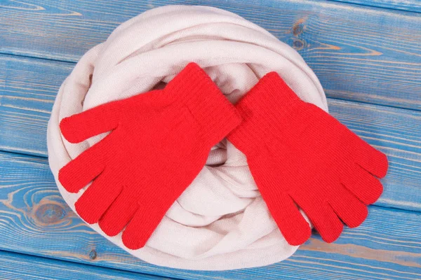 Пара красных женских перчаток и шаль на осень или зиму — стоковое фото