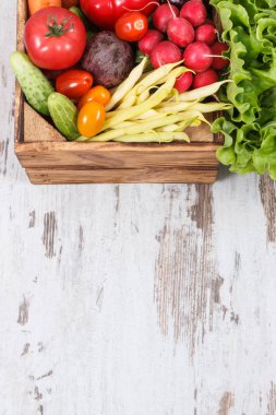 Yemek pişirmek için kullanılan vitamin ve mineralleri içeren taze sebzeler yığını. Metin için yer