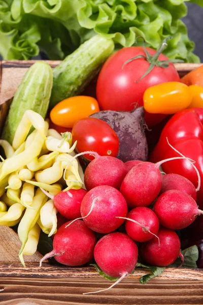 Fresh ripe vegetables in wooden box as healthy snack containing vitamins — Stock Photo, Image