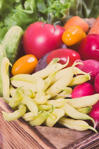 Färska grönsaker som hälsosamma ingredienser som innehåller vitaminer och mineraler som används till matlagning rätter — Stockfoto