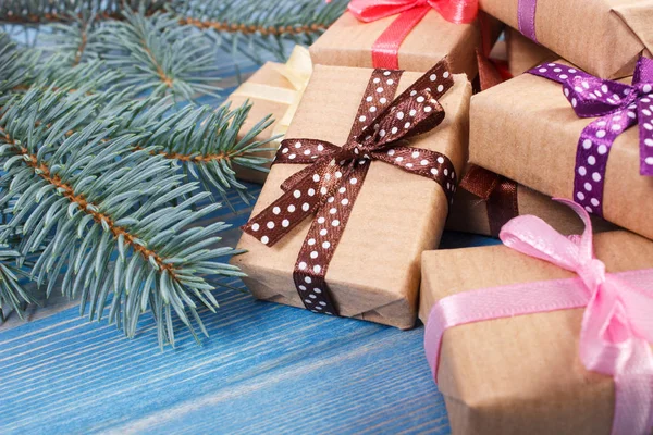 Τυλιγμένα δώρα με κορδέλες για τα Χριστούγεννα και ερυθρελάτης κλαδιά — Φωτογραφία Αρχείου