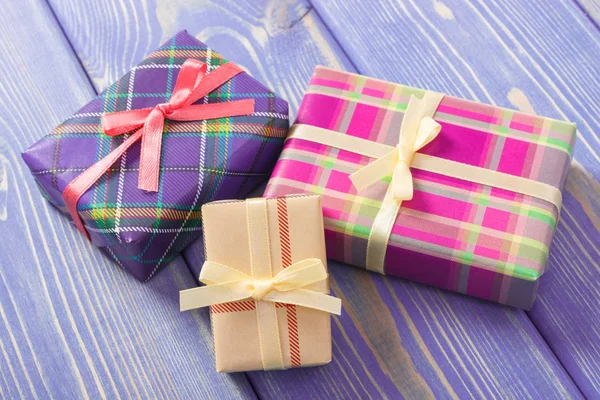 Завернутые красочные подарки с лентами на Рождество или другой праздник — стоковое фото