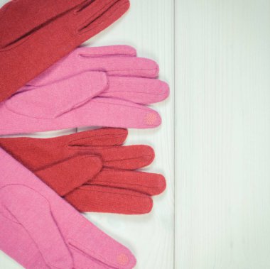 Klasik fotoğraf, kadınlar için renkli eldivenler, sonbahar ya da kış için kıyafetler, metin için kopya alanı