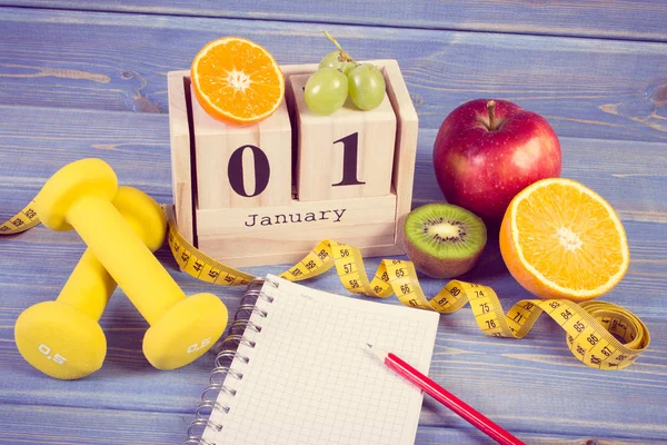 Cube calendar, fresh fruits, dumbbells and tape measure, new years resolutions — Stock Photo, Image