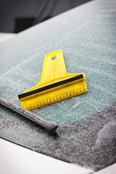 Eiskratzer aus Autoscheibe: Winterprobleme im Verkehrskonzept — Stockfoto