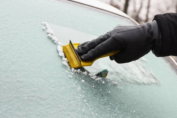 Arabanın ön camından buz ya da kar kazıma eldiveni, ulaşım konseptinde kış sorunları — Stok fotoğraf