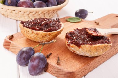 Tahta kesme tahtasında erik reçelli taze hazırlanmış sandviçler, kahvaltı hazırlama konsepti.