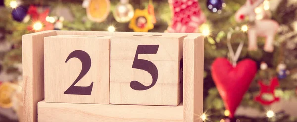 Vintage foto, Datum 25 December på kalender och julgran med dekoration — Stockfoto