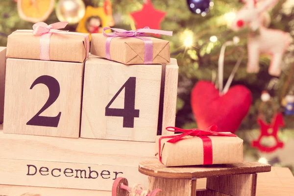 Årgång foto, Datum 24 December på kalender, presenter och festliga träd med dekoration, Julafton koncept — Stockfoto