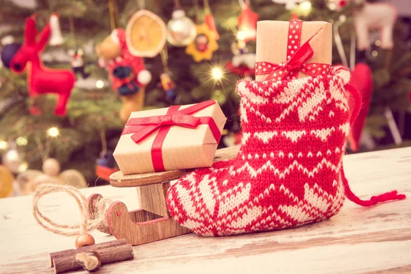 Vintage φωτογραφία, δώρα για τα Χριστούγεννα έλκηθρο και εορταστική κάλτσα, δέντρο με διακόσμηση, Χριστούγεννα χρόνο έννοια — Φωτογραφία Αρχείου