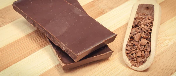 Chocolate ralado na colher e porção de chocolate — Fotografia de Stock