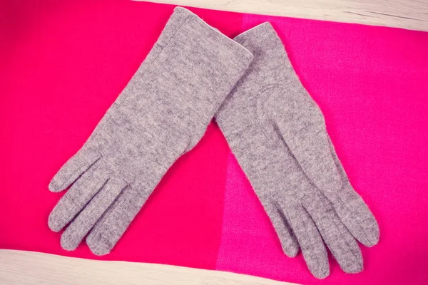 Guantes y chal para mujer, ropa para usar en otoño o invierno —  Fotos de Stock