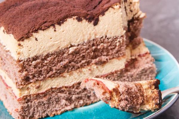 Lekker romige tiramisu taart voor verschillende gelegenheden of feestdagen. Heerlijk dessert — Stockfoto