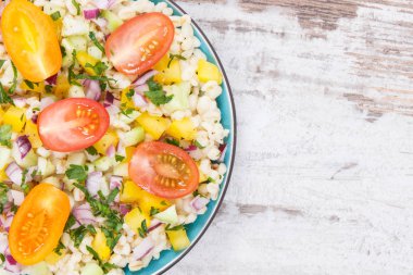 Bulgur groats ve sebzeli taze salata. Sağlıklı yaşam tarzları ve beslenme. Metin için yer