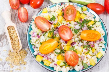Sebzeli taze salata ve bulgur groats. Doğal vitamin ve mineraller içeren sağlıklı bir yemek.