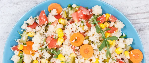 Kuskus ve sebzeli taze salata. Hafif vejetaryen yemeği — Stok fotoğraf