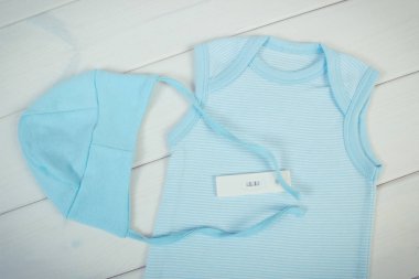 Hamilelik testi pozitif sonuç ve giyim için yeni doğan bebek için bekliyor,